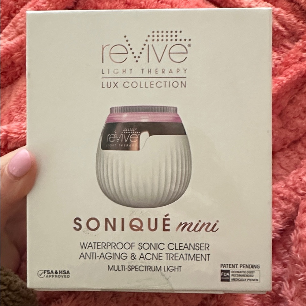 NWT Revive Light Therapy Lux Soniqué Mini LED Sonic Cleansing Device System